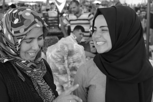 Genç Türk kız ve annesi, Editör portresi