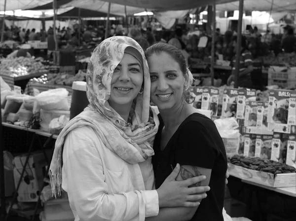 İki genç Türk kız