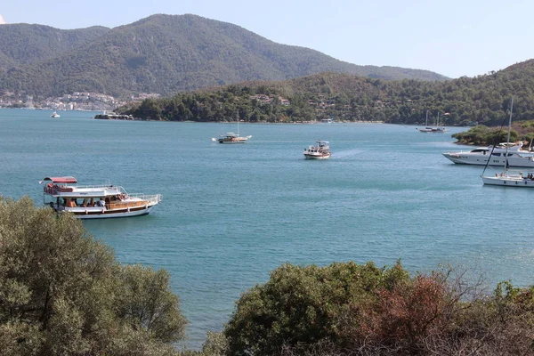 Човни в спокійних водах, редакційний — стокове фото