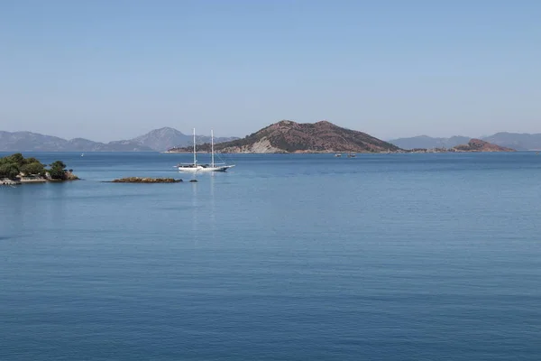 Barcos en aguas tranquilas, editorial — Foto de Stock