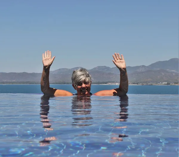 Eine englische Dame im Infinity-Pool — Stockfoto