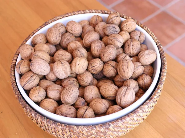 Un tazón de nueces — Foto de Stock