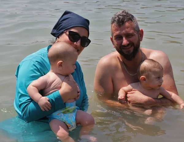 Um casal turco desconhecido com seus bebês jovens, editorial — Fotografia de Stock