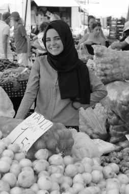 Yerel bir pazarda bir genç Türk kız