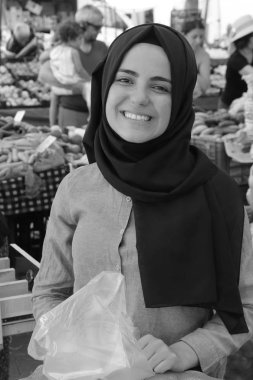 Yerel bir pazarda bir genç Türk kız