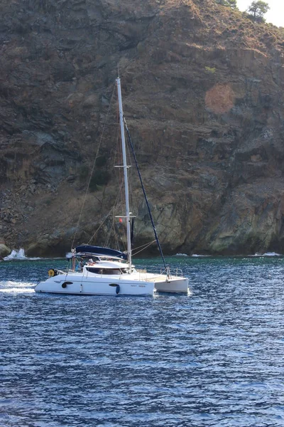 Barcos em águas calmas, editorial — Fotografia de Stock