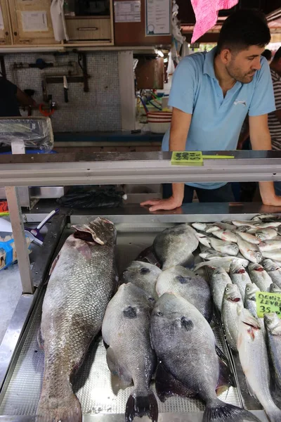 Poisson à vendre dans un marché aux poissons populaire — Photo