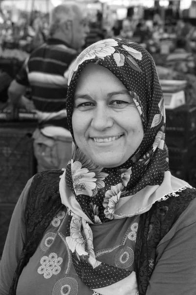 Een Turkse dame in een lokale markt — Stockfoto