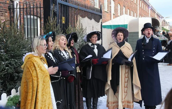 Portsmouth Tersane, İngiltere - 2 Aralık 2017: Carol şarkıcılar Portsmouth Tersane, İngiltere'de 2017 yıllık Noel Victoria Festivali