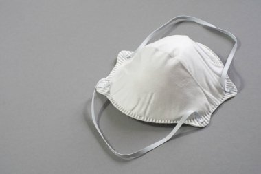 Plastik kulaklıklı cerrahi maske. Fffp2 kopyalama alanı