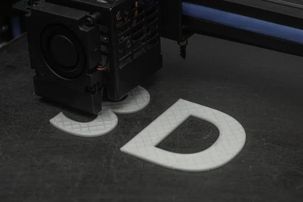 3d yazıcı beyaz iplik Pla ile 3d sözcüğünü yazdırır