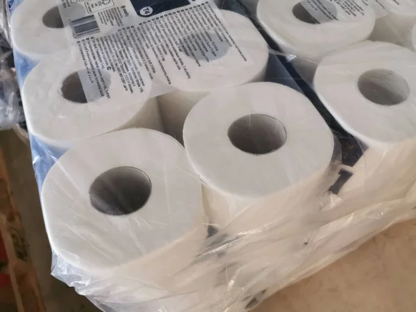 Туалетная бумага, хранящаяся на оптовом складе — стоковое фото