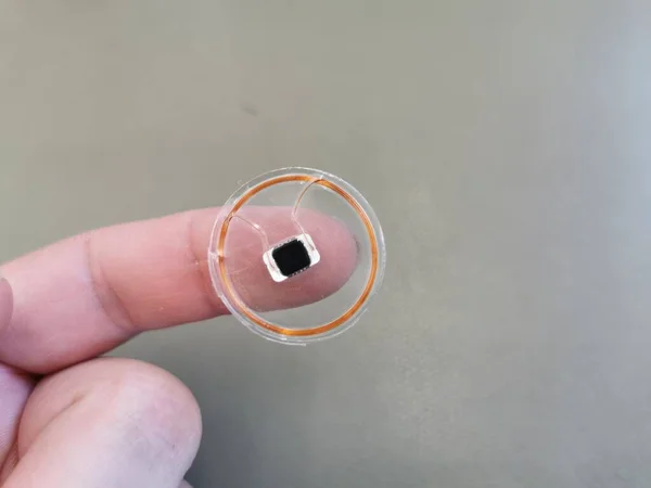 Erişim kontrolü için bir RFID vericisinin içi