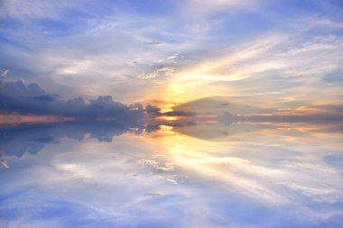 Bulutlar güzel günbatımı arka plan ile gökyüzü