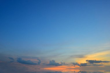 Bulutlar güzel günbatımı arka plan ile gökyüzü