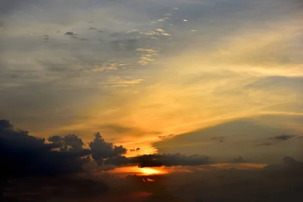 O céu com nuvens beatiful Sunset fundo — Fotografia de Stock