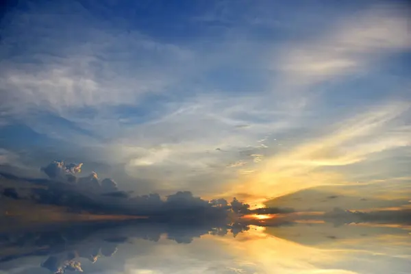 Le ciel avec des nuages fond de coucher de soleil béatifique — Photo