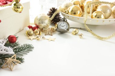 Kutlama topları ve diğer dekorasyon. Noel ve yeni yıl kavramı