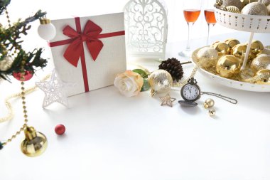 Kutlama topları ve diğer dekorasyon. Noel ve yeni yıl kavramı