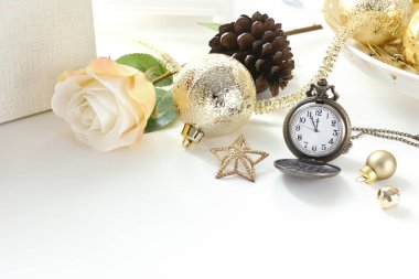 Kutlama topları ve diğer dekorasyon. Noel ve yeni yıl kavramı