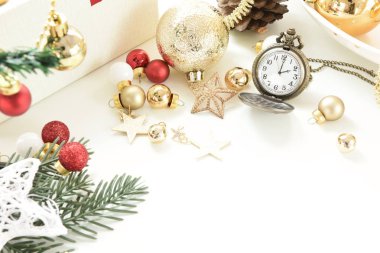 Kutlama topları ve diğer dekorasyon. Noel ve yeni yıl kavramı