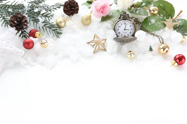 Festbälle und andere Dekoration. Weihnachts- und Neujahrskonzept — Stockfoto