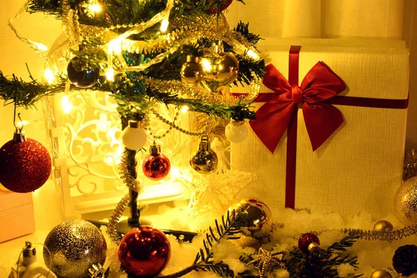 Conceito de Natal e Ano Novo. Bolas de celebração e outra decoração — Fotografia de Stock