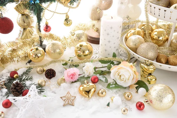 Conceito de Natal e Ano Novo. Bolas de celebração e outra decoração — Fotografia de Stock