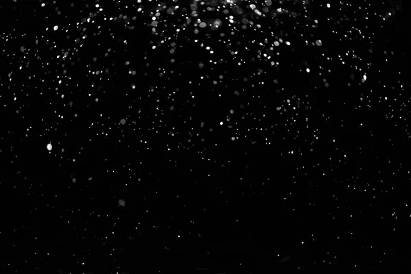 Πτώση χιονιού κάτω στο μαύρο φόντο — Φωτογραφία Αρχείου