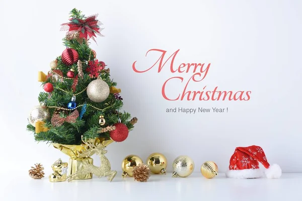 З новим роком, Різдво, Санта-Клауса капелюх з святкування куль і інші прикраси — стокове фото