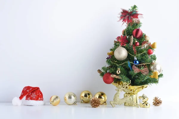 Feliz Ano Novo, Natal, chapéu de Papai Noel com bolas de celebração e outra decoração — Fotografia de Stock