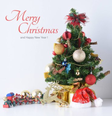 Ahşap oyuncak tren ile renkli bloklar, mutlu yeni yıl, yılbaşı