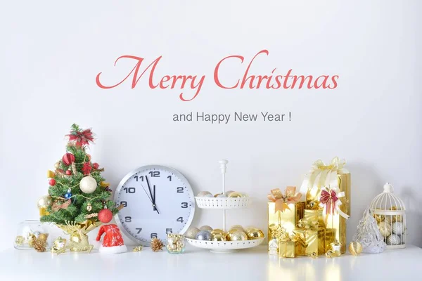 Feliz Año Nuevo, Navidad, sombrero de Papá Noel con bolas de celebración y otra decoración — Foto de Stock