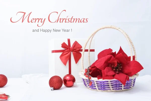 Feliz Año Nuevo, Navidad con bolas de celebración y otra decoración — Foto de Stock