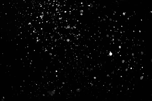 Spadający śnieg w dół na czarnym tle — Zdjęcie stockowe