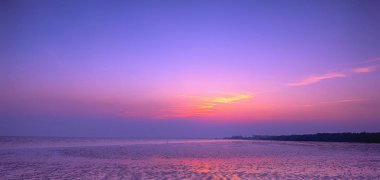 Renkli gökyüzü bulutlu denizde güzel gün batımı.