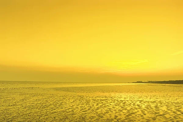 Vacker Solnedgång Med Färgglada Himlen Moln Havet — Stockfoto