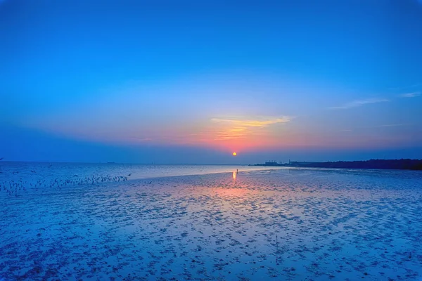 Smuk Solnedgang Med Farverige Himmel Skyer Havet - Stock-foto
