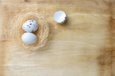 ahşap arka plan üzerinde yumurta stüdyo çekim.