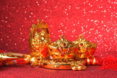 Çin yeni yıl süslemeleri ve uğurlu kırmızı bokeh arka plan üzerinde süsler.