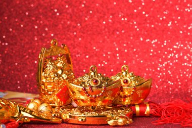 Çin yeni yıl süslemeleri ve uğurlu kırmızı bokeh arka plan üzerinde süsler.