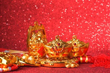 Çin yeni yıl süslemeleri ve uğurlu kırmızı bokeh arka plan üzerinde süsler.