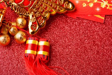 Çin yeni yıl süslemeleri ve uğurlu kırmızı bokeh arka plan üzerinde süsler.