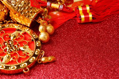 Çin yeni yıl süslemeleri ve uğurlu kırmızı bokeh arka plan üzerinde süsler.