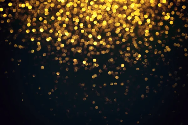 Soyut Altın ışık Bokeh siyah arka plan üzerine.