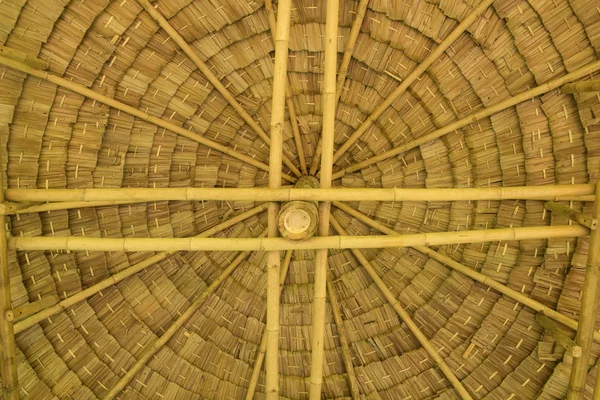 As cabanas de madeira em um campo de arroz Vista sob o telhado — Fotografia de Stock