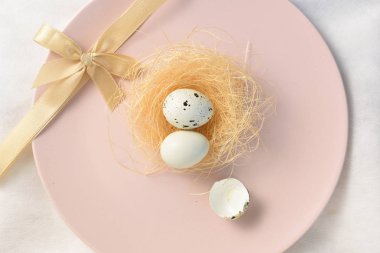 bıldırcın yumurtası çanak üzerinde yuva.