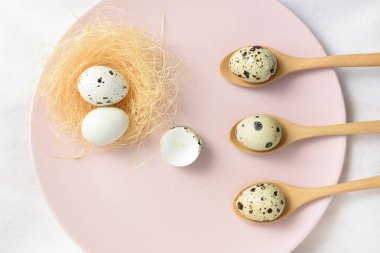 bıldırcın yumurtası çanak üzerinde yuva.