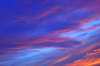 Bulutlar güzel gündoğumu arka plan ile gökyüzü.