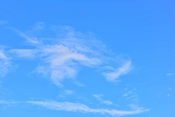 Небо с облаками на фоне заката — стоковое фото
